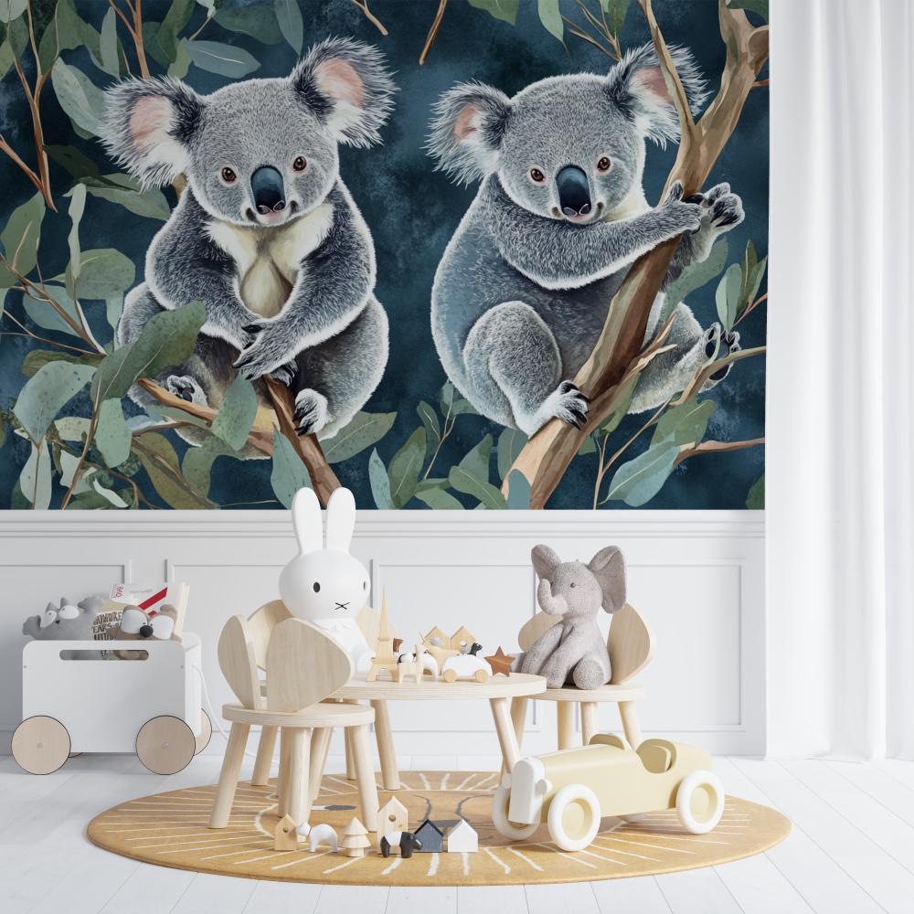 Koala-Tapete, der auf der Spitze eines Baumes sitzt | Murals Wallpaper
